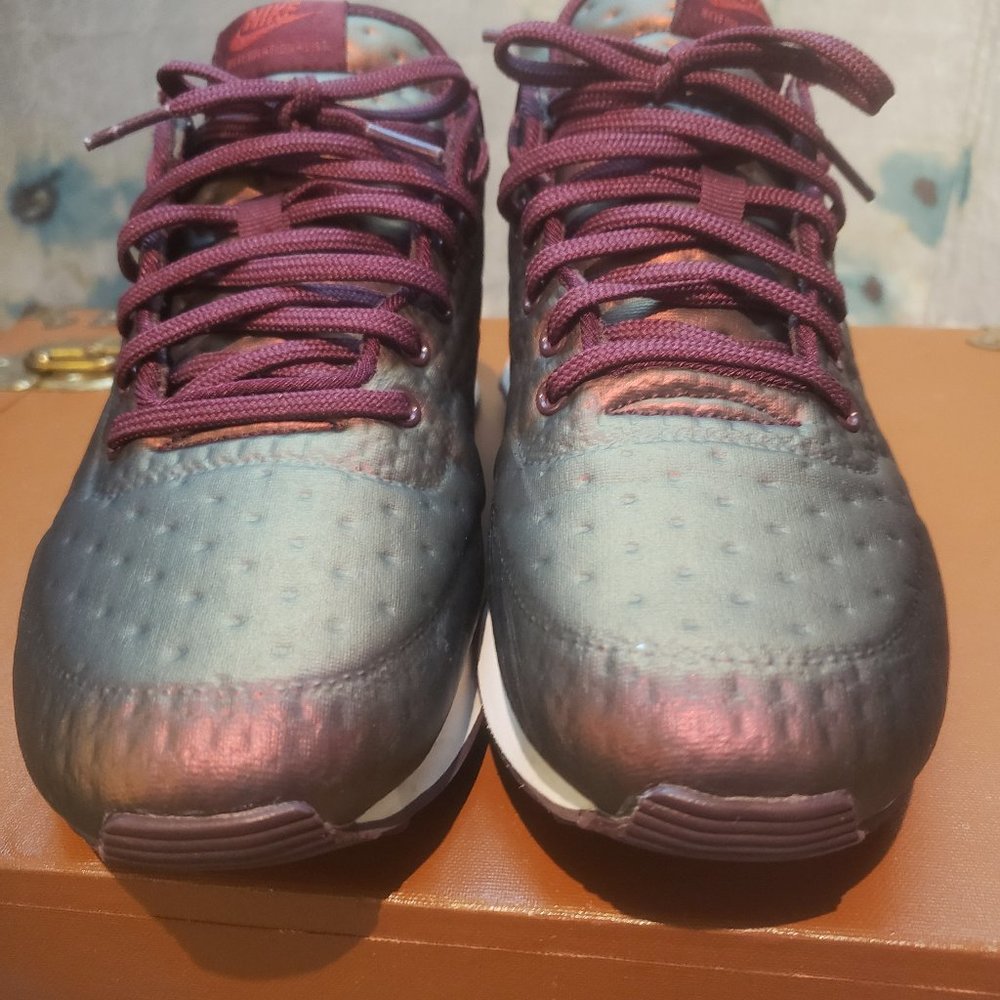 Nike Iridescent Quilted sneakers size 8